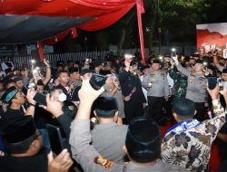 Dibawah Guyuran Hujan, Polda Riau Inisiasi Doa Bersama Elemen Masyarakat Untuk Korban Kanjuruhan