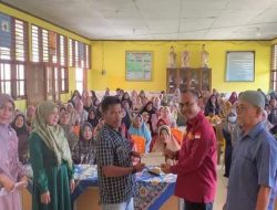 Ketua DPRD Dharmasray Serahkan Baantuan PIP Kepad Siswa SMAN 1 Pulau Punjung