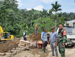 Koramil 04/LL Kodim 0312/Padang Tinjau Pengerjaan Jalan Longsor