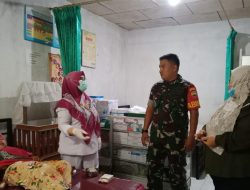 Babinsa Koramil 04/LL Komsos Bersama Pegawai Puskesmas Lubuk Kilangan 