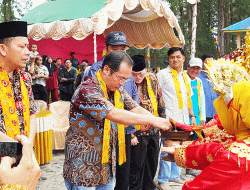 Bupati Mukomuko Sapuan Hadiri Pegelaran Tari Gandai di Pantai Batu Kumbang Mukomuko