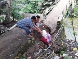 Dua Tahun Jembatan Penghubung Kampung Ambruk Belum Ada Perbaikan