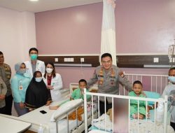 Kapolda Riau Jenguk Raihan dan Fajri Anak Penderita Rapuh Tulang, Janji Kawal Sampai Sembuh