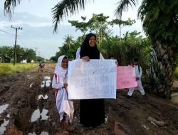 Pak Jokowi Tolong, Kami Buka Sepatu di Jalan Berlumpur, Pemkab Asahan Tidak Peduli,
