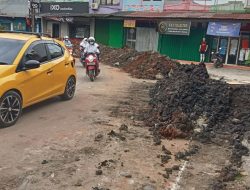 Tumpukan Tanah Bekas Galian Tidak Dibersihkan, Proyek Rehabilitasi Jalan Empu Barada Raya Dikeluhkan Warga