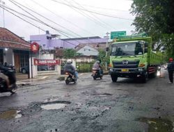 Warga Kota Banjar Keluhkan PJU Mati dan Jalan Rusak Parah