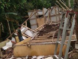 Rumah Janda Anak Satu di Pandeglang Ambruk