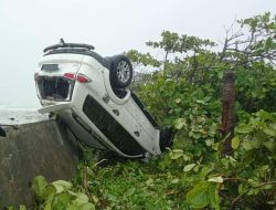 Melaju Dengan Kecepatan Tinggi Pajero Ditunggangi Anggota Polisi Terjungkal