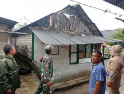 Cuaca Extrem Babinsa 01/PBU Kodim 0312/Padang Kunjungi Warga