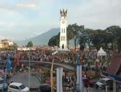 Pedati, di Pedestrian Taman Jam Gadang Dikerumuni Lautan Masa