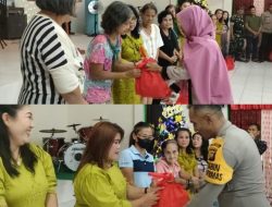Polsek Batu Ampar Berbagi Tali Asih Natal kepada Janda, Duda, dan Anak Yatim Piatu di Gereja GPdi Bukit Zaitun 