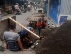 Saluran Kacapiring Samping Pasar Templek Kota Blitar Diduga Menyimpang, Pengawasan Dinas PUPR Melempem