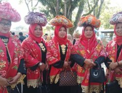 Karnaval Pedati-HJK Bukittinggi Tampilkan Baju Adat Kuruang Basiba