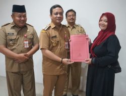 Bangkitkan Ekonomi, Pemkot Salurkan Bansos Bagi Pedagang Alun-Alun dan Pasar Senggol Kuripan