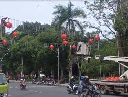 Sejumlah Ruas Jalan di Pematangsiantar di Percantik Jelang Imlek 2023 Ribuan Lampion di Pasang