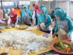 PKK Turun ke Dapur Umum dan Berikan Bantuan 26 Kantong Beras di Posko Pengungsian