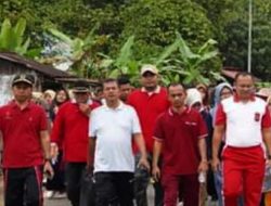 Bacalon Anggota DPR-RI H Meris Ramaikan Giat Jalan Santai di Hari Jadi Dharmasrsya ke-19 Tahun