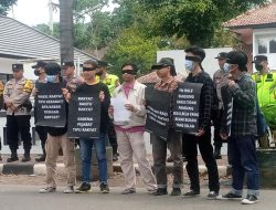 Mahasiswa Lakukan Aksi Tutup MAta di PN Bale BAndung