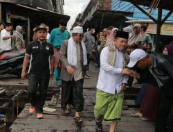 Bupati Tanjabbar Dampingi Gubernur Jambi Beri Bantuan Sembako ke Korban Kebakaran