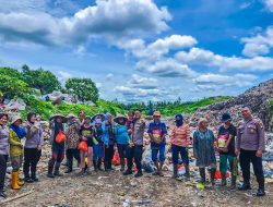 Kasat Binmas Polres Mempawah Duduk Berbaur Dengarkan Cerita Warga di Sekeliling Tumpukan Sampah