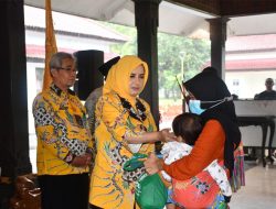 Bupati Fadia Arafiq Serahkan Bantuan Program Bapak Asuh Anak Stunting Tahap I