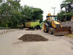 2 Perusahaan Kembali Perbaiki Jalan Utama Pemkab Way Kanan