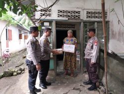 Polres Mukomuko Berikan Bansos kepada Warga Lubuk Pinang yang Kurang Mampu 