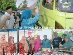 Ketua TP PKK Bersama Gabungan Organisasi Wanita di Kabupaten Mukomuko Berbagi Takjil