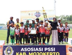 Ikfina Fahmawati Serahkan Piala pada Penutupan Bupati Cup U10-12