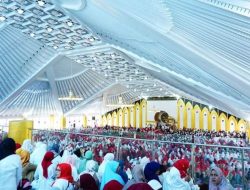 Datangkan Mama Dede Tabligh Akbar di Masjid Agung Dharmasraya Disambut Ribuan Jamaah