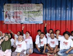 Raih Berkah Ramadan, Komunitas Supir Truk Pendukung Ganjar Berikan Bantuan Mukena untuk Para Janda di Cikarang