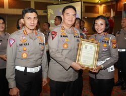 Gagalkan Peredaran Sabu Sebanyak 20 Kg, Kompol Birgita Wijayanti Bersama Tim Terima  Award