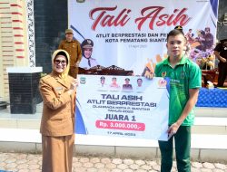 Dinilai sebagai Pejuang Olahraga, dr Susanti Serahkan Tali Asih kepada Atlet Berprestasi