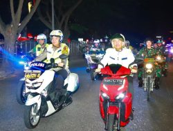 Naik Moge Patwal, Irjen Iqbal Patroli Keliling Kota Pekanbaru Pastikan Malam Takbiran Aman Lancar