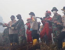 Irjen Pol M.Iqbal Bersama Tim Terjun Berjibaku Padamkan Api Karhutla 