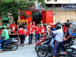 Berkah Ramadhan, DPD PSI Kota Makassar Bagikan Ratusan Takjil ke Pengguna Jalan