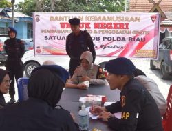 Korps Brimob  Polda Riau Gelar Pengobatan Gratis dan Salurkan Bantuan Sembako, Takjil Berbuka Puasa