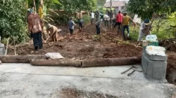 Pemerintah Kampung Donomulyo dan Masyarakat Melaksanakan Gotong Royong