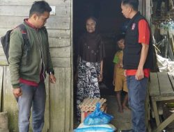 Pemkab Dharmasraya Salurkan Bantuan Kepada Lansia Rentan dan Kurang Mampu