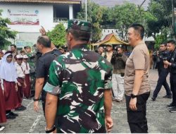 Kapolda Riau Bersama Danrem 031/ WB Sambangi Dua Sekolah Dasar Negeri Pekanbaru