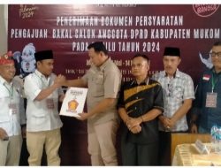 Ketua DPD Partai Gerindra Bersama Bacaleg Datangi Kantor KPU Mukomuko