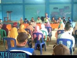 Dihadiri Camat Banjit, Kelurahan Kampung Juku Batu Salurkan BLT DD Tahap 1