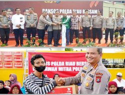 Peringati HUT Bhayangkara ke-77, Polda Riau dan WMPR Bagikan 100 Paket Sembako