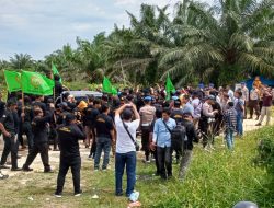 M Dasrin dan Ratusan Massa Lembaga Laskar Melayu Bersatu Dihadang Polisi, Tidak di Izinkan Masuk Kedalam Kebun