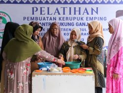 Santri Dukung Ganjar, Fasilitasi Kebutuhan Warga Kota Serang Adakan Pelatihan Pembuatan Emping
