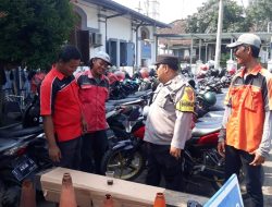 Anggota Polsek Purwakarta Patroli, Berikan Himbauan kepada Tukang Parkir 