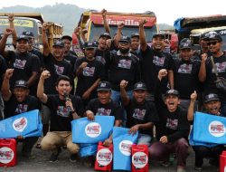 Sopir Truk Dukung Ganjar Beri Bantuan Oli dan Terpal Gratis kepada Pengemudi di Cirebon