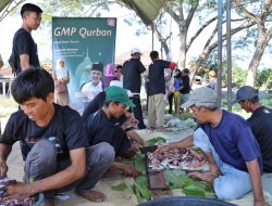 Ganjar Muda Padjajaran Potong Hewan Kurban Bersama Warga di Indramayu