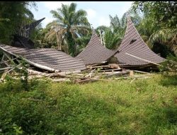 Rumah Gadang Suku Malayu Tabek Timpeh Roboh Sekejap