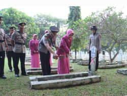 Semarakan HUT Bhayangkara ke-77, Polres Purwakarta Gelar Ziarah Makam Pahlawan